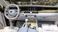 Namun memang, tak banyak yang bisa dinikmati pada bagian eksterior Aurus sebab mirip-mirip dengan mobil para pejabat penting di negara lainnya yang gunakan Rolls-Royce. Tapi ketika melihat bagian dalamnya, kemewahan ala Rusia langsung menonjol dengan lapisan kulit premium, wood trim dan aksen metal yang mendominasi.Foto: Pool