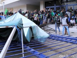 Pantauan detikSport, Kamis (7/3/2019) pagar pintu masuk Barat 1 dijebol.
