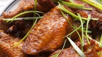 Ayam kecap klasik ini jadi lauk enak nasi putih, nasi gurih atau nasi kuning. Bisa dibuat dari ayam kampung atau ayam negeri. Resep lengkapnya ada di sini.Foto: iStock