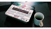 Wah, syuting Faith and The City hari pertama, Rio justru ditemani secangkir kopi hangat. Sepertinya Rio memang menjadikan kopi sebagai energy sekaligus mood booster. Foto: Instagram @riodewanto