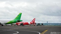 Maskapai penerbangan Citilink dan Air Asia tampak terparkir rapi di runway Bandara Internasional tersebut.