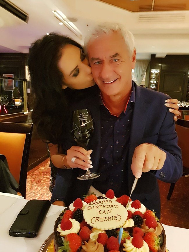 Kini setelah enam tahun bersama, Ian akhirnya melamar Carol. Hal itu terungkap dalam wawancara model seksi itu dengan Irish Independent. Saat kami berpergian bersama, Ian selalu memperkenalkanku sebagai istrinya. Dua minggu lalu, aku mengoreksinya. Aku bilang, Ian, aku bukan istrimu. Dia bilang, iya, tapi aku ingin kamu menjadi istriku. Apakah kamu mau? cerita Carol. Foto: Dok. Twitter @CarolAnthony_