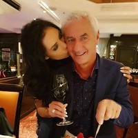 Kini setelah enam tahun bersama, Ian akhirnya melamar Carol. Hal itu terungkap dalam wawancara model seksi itu dengan Irish Independent. Saat kami berpergian bersama, Ian selalu memperkenalkanku sebagai istrinya. Dua minggu lalu, aku mengoreksinya. Aku bilang, Ian, aku bukan istrimu. Dia bilang, iya, tapi aku ingin kamu menjadi istriku. Apakah kamu mau? cerita Carol. Foto: Dok. Twitter @CarolAnthony_