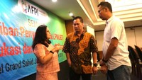 Hadir dalam acara tersebut Wakil Ketua Umum Sunu Widyatmoko (kanan) didampingi Ketua Harian Asosiasi Fintech Pendanaan Bersama Indonesia (AFPI) Kuseryansyah (tengah) berbincang dengan salah satu peserta Seminar di Jakarta, Rabu (6/3). Foto: dok. AFPI