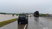 PT Jasamarga Ngawi Kertosono menutup sementara jalan Tol Ngawi-Kertosono akibat banjir di KM 603 sampai dengan KM 604 mulai Rabu (6/3) petang pukul 22.00 WIB hingga pagi ini. Penutupan ini akibat banjir imbas meluapnya Sungai Glonggong di wilayah itu.
