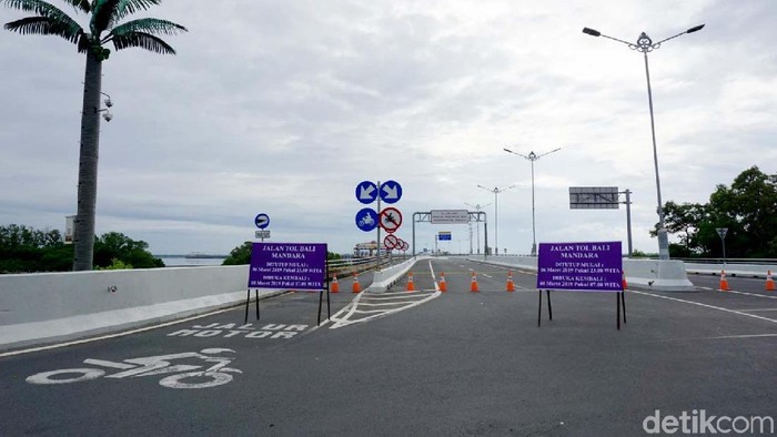 Tak Hanya Bandara, Tol di Bali Juga Tak Luput dari Pengawasan Pecalang. Tampak sejumlah pecalang berpatroli keliling Desa Adat Tuban, Kabupaten Badung, Bali saat Nyepi. Begini potretnya.