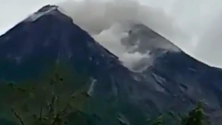 Merapi Kembali Gugurkan Awan Panas, Status Masih Waspada Merapi Kembali Gugurkan Awan Panas, Status Masih Waspada