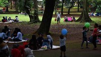 Ada pula yang menggelar tikar di bawah pepohonan rindang. ANTARA FOTO/Sigid Kurniawan.