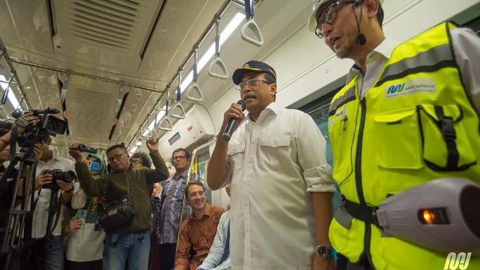 Menteri Perhubungan Budi Karya Sumadi Jajal MRT