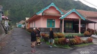 Penutupan Bromo juga dilakukan di Pasuruan, Malang dan Lumajang. Jalan Desa Wonokerto ditutup karena merupakan akses utama Bromo (M Rofiq/detikTravel)