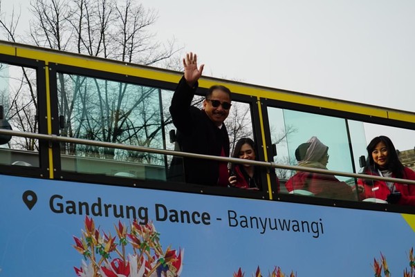 Menpar Arief Yahya bergaya di dalam bis pariwisata yang sudah dibranding destinasi Indonesia. Momen itu menjelang pameran wisata terbesar dunia Internationale Tourismus-Börse (ITB) Berlin 2019 (dok Istimewa) 