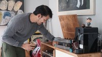 Saking cintanya dengan kopi, Rio bisa dengan mudah menerka jenis racikan kopi lewat aroma dan rasa kopi dengan mata tertutup.  Hal itu pernah ia lakukan di sebuah acara talkshow stasiun tv. Foto: Instagram @riodewanto