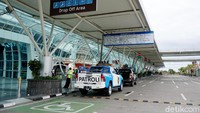 Hanya ada mobil patroli pecalang desa adat Tuban yang terparkir di depan Bandara.