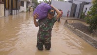 Bantuan logistik langsung disalurkan. Pemkab Trenggalek menetapkan status siaga bencana seiring banjir bandang dan tanah longsor yang melanda belasan desa di 10 kecamatan daerah itu sejak Rabu (6/3/2019) malam. ANTARA FOTO/Destyan Sujarwoko.