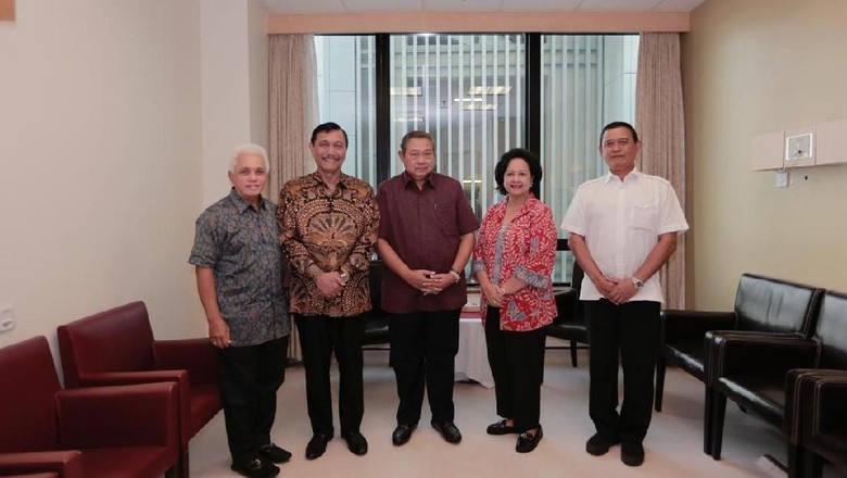 Luhut dan Istri Jenguk Ani Yudhoyono di Singapura Luhut dan Istri Jenguk Ani Yudhoyono di Singapura
