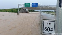 Lokasi banjir berada dua kilometer sebelum gerbang Tol Madiun dari arah Surabaya.