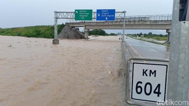 Banjir Rendam Ruas Tol Madiun, Ketinggian Air Hampir Satu Meter