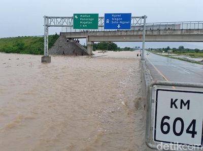 Ditutup, Ini Penampakan Tol Madiun yang Kebanjiran