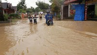 Hujan deras selama tujuh jam yang terjadi di wilayah itu pada Rabu (6/3/2019) sore telah menyebabkan Sungai Ngasinan meluap yang memicu banjir bandang dan tanah longsor di lebih dari 15 desa 10 kecamatan. ANTARA FOTO/Destyan Sujarwoko.