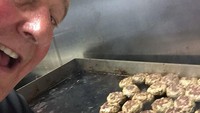 Diintip dari akun Instagramnya, pria Amerika ini banyak menghabiskan waktu untuk kulineran. Ia juga terlihat hobi masak. Foto : Instagram @stevevandoren
