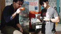 Kecintaan suami Atiqah Hasiholan pada kopi memang amat terlihat. Apalagi usai membintangi film Filosofi Kopi. Foto: Instagram @riodewanto