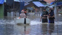 Dia menjelaskan kendaraan yang biasa melintas Jalan Dayeuhkolot-Banjaran dari arah Banjaran menuju Kota Bandung dapat menggunakan Jalan Raya Soreang-Kopo.