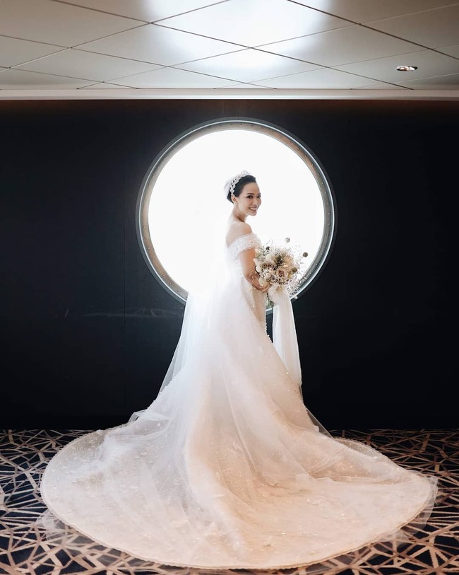 Berpose di atas kapal pesiar yang menjadi lokasi pernikahannya, Yuanita Christiani tampak seperti putri kerajaan dalam balutan gaun pengantinnya. Yuanita mengenakan gaun pengantin yang ekornya menyapu lantai rancangan dari desainer Fetty Rusli. Dia juga memakai mahkota rancangan Rinaldy A. Yunardi. Foto: Axioo/Instagram @yuanitachrist