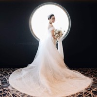 Berpose di atas kapal pesiar yang menjadi lokasi pernikahannya, Yuanita Christiani tampak seperti putri kerajaan dalam balutan gaun pengantinnya. Yuanita mengenakan gaun pengantin yang ekornya menyapu lantai rancangan dari desainer Fetty Rusli. Dia juga memakai mahkota rancangan Rinaldy A. Yunardi. Foto: Axioo/Instagram @yuanitachrist