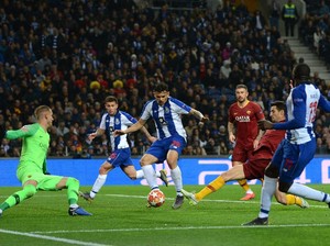 Roma Imbangi Porto di Babak Pertama