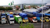 Pelabuhan baru akan berativitas normal pada Jumat (8/3) pada pukul 05.55. WIB. ANTARA FOTO/Budi Candra Setya.