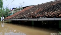 Penampakan banjir di wilayah Kabupaten Bandung dengan ketinggian air mencapai atap rumah warga.