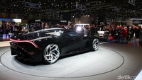 Bugatti La Voiture Noire dijual seharga USD 12,5 juta atau hampir Rp 176,5 miliar (belum termasuk pajak) setelah debut Selasa  lalu di Geneva International Motor Show di Swiss. Foto: Bugatti via Newspress