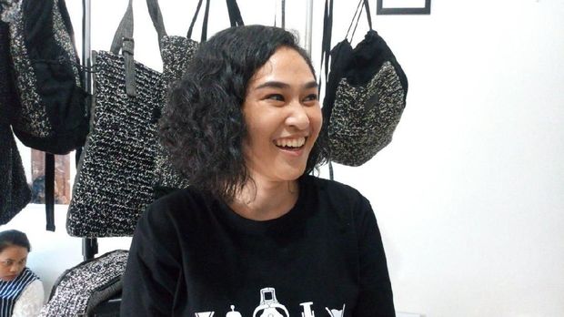 Produk Fesyen Berbahan Limbah Plastik Buatan Studio Desain Kreskros 