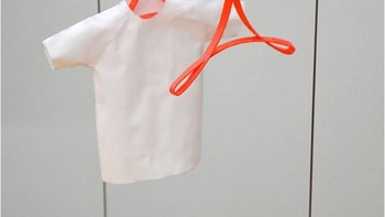 Adobe Acrobat Reader juga bisa dijadikan gantungan baju. Foto: Taku Omura via Brainberries