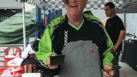 Pria 63 tahun ini paling senang memasak bbq. Ia terlihat sangat ahli saat memanggang steak, burger ataupun sosis. Keluarganya juga kerap mengandalkan Steve sebagai chef pribadi saat pesta. Foto : Instagram @stevevandoren