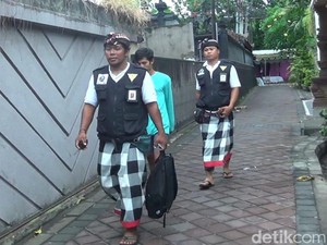 Berkeliaran di Jalan Saat Nyepi di Bali, Rusli Dihukum Bersihkan WC