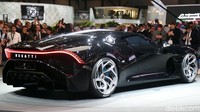 La Voiture Noire anyar ini memiliki bentuk yang halus, khas dan serat karbon. Ia memiliki mesin 16 silinder dengan hampir 1500 tenaga kuda menggunakan basis yang sama dengan Bugatti Chiron. Foto: Bugatti via Newspress