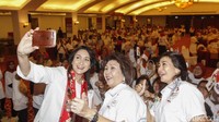 Tampak sejumlah tokoh hadir seperti Ketua Kongres Wanita Indonesia Giwo Rubianto Wiyogo dan mantan Menteri Negara Pemberdayaan Perempuan dan Perlindungan Anak Linda Agum Gumelar.