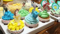 Nggak kalah menggemaskan lihat tingkah Kala yang sudah tak sabar cicip cupcake. Kala sepertinya gemas sama tema Princess ya. Foto: Instagram kalamadali