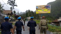 Umat Muslim menjaga umat Hindu saat Nyepi menjadi bukti kehidupan cinta damai di Indonesia dalam kebhinekaan  (M Rofiq/detikTravel)etikTravel)