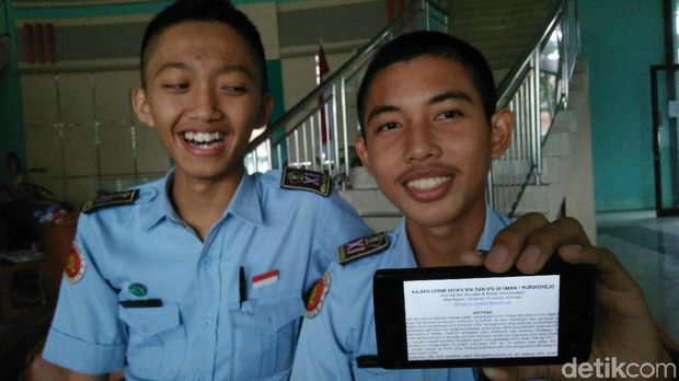 Ahmad Nur Muzakki (16) dan Mastri Imammusadin (17), dua siswa SMA N 1 Purworejo meneliti perbedaan komposisi urine anak IPA dan anak IPS.