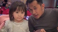 Duh, Kala pasang ekspresi melas usai nangis. Padahal ia lagi makan bareng Abi-nya lho. Foto: Instagram kalamadali