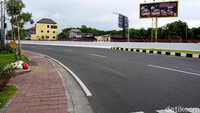 Ada sekitar lima pecalang yang berjaga di persimpangan jalan menuju ke By Pass Ngurah Rai, mereka bertugas memantau area tol maupun underpass Ngurah Rai.  