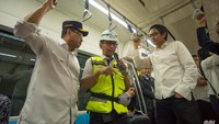 Menteri Perhubungan Budi Karya Sumadi Karya Sumadi juga ikut menjajal MRT. Kali ini dia juga mengajak para artis dan musisi seperti Addie MS dan Roy Marten. Foto: Dok. PT MRT Jakarta