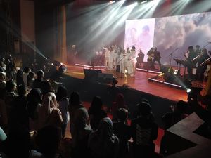 Yura Yunita Undang Teman-teman Tunanetra Bernyanyi Bersama di Konser Merakit
