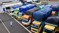 Sejumlah truk pengangkut logistik parkir di Pelabuhan Ketapang. Truk-truk pengangkut logistik tujuan Bali dan Indonesia bagian timur lainya lebih memilih menginap di pelabuhan untuk menghindari penumpukan kendaraan. ANTARA FOTO/Budi Candra Setya.