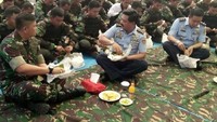 Sambil memberikan arahan kepada para prajurit TNI, Hadi terlihat akrab makan nasi padang bungkus, sambil lesehan bersama. Foto: Istimewa