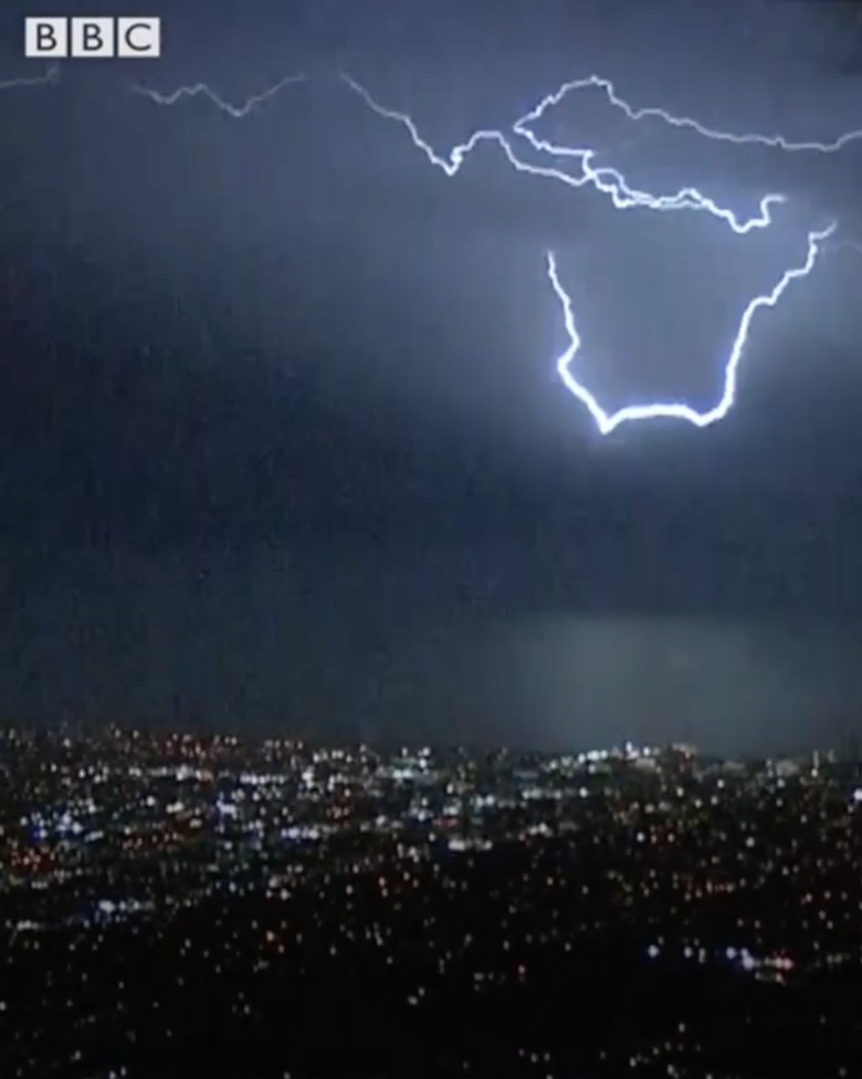 Dramatis! 1.500 Kilat Tertangkap Kamera di Langit California Dramatis! 1.500 Kilat Tertangkap Kamera di Langit California