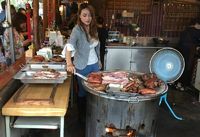 Bantu Orang Tuanya Jual Daging BBQ, Model Cantik Ini Dijuluki 'Ratu BBQ'