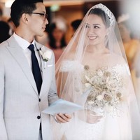 Inilah momen bahagia Yuanita Christiani saat mengikat janji sehidup semati dengan pasangannya Indra Wiguna Tjipto di atas kapal pesiar Dream Cruises pada Kamis (7/3/2019). Dengan wajah tertutup veil transparan nan cantik, Yuanita tampak tersenyum bahagia saat melirik pada Indra yang tampil gagah dalam balutan jas dan dasi hitam. Foto: Axioo/Instagram @yuanitachrist